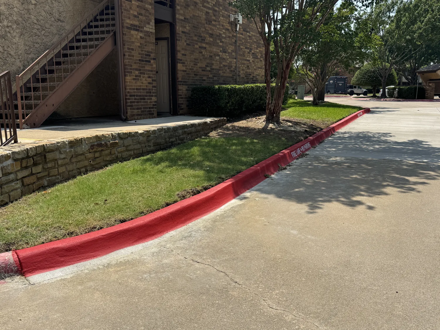 Freshly poured and painted commercial fire-lane curb and gutter pan by Billy's Concrete